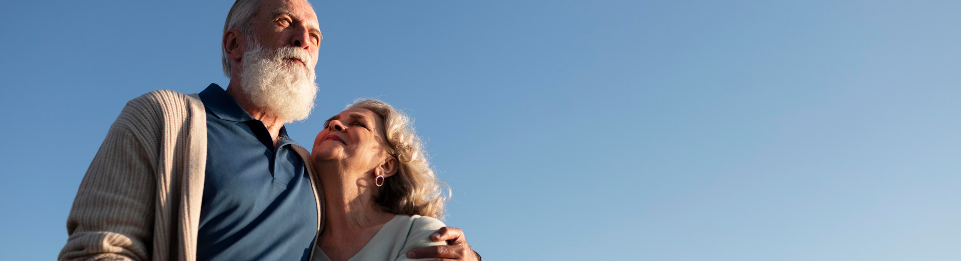 Abuelos en forma gracias a un estilo de vida saludable con ejercicio supervisado por un entrenador personal