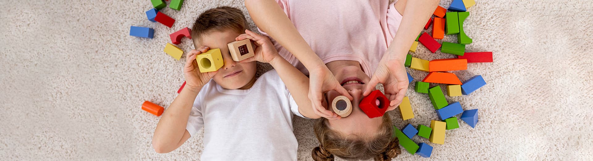 Nios jugando con piezas de madera